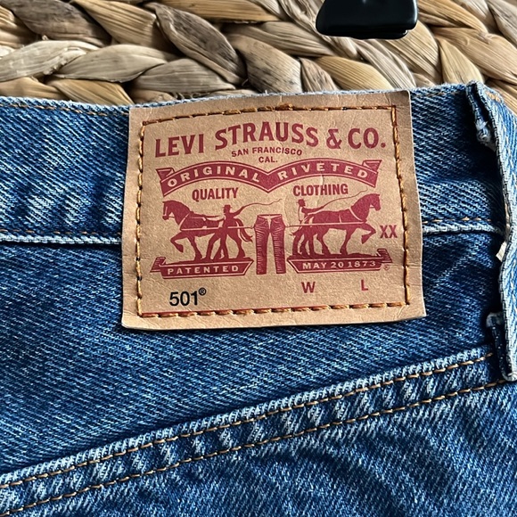 Levis l 501 mid-thigh jean shorts - Picture 3 of 5